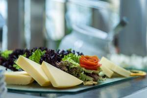 Speisenplatte mit Käse, Salat und einer Rose im Galaxy Beach Resort.