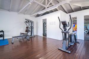 Fitnessraum im Galaxy Beach Resort mit Geräten und Holzboden