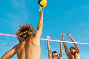 Volleyballspiel am Strand vor dem Lindos White Hotel & Suites