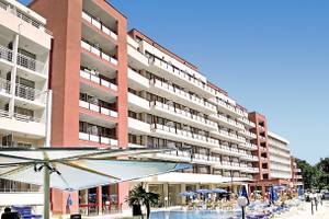 Außenansicht des Gladiola Star Hotels mit Swimmingpool und Sonnenliegenbereich.