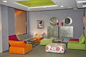 Loungebereich des Gladiola Star Hotels mit bunten Möbeln und Dekor.