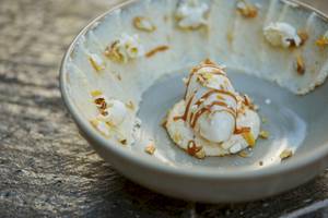 Eiscreme im Bowl mit Karamell und Nüssen, Lux Grand Gaube Resort & Villas