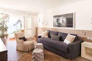 Wohnzimmer des LUX Grand Gaube Resort & Villas mit Blick auf den Ozean