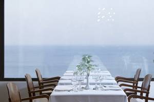 Ein elegantes Restaurant im Esperos Village Blue & Spa Hotel mit Blick auf das Meer.