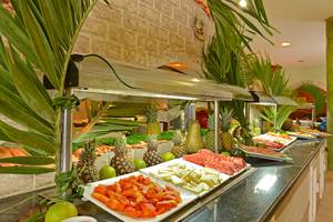 Buffet im Iberostar Tainos Hotel mit einer Auswahl an frischem Obst und Früchten.