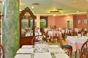 Innenansicht des Restaurants im Iberostar Tainos Hotel mit gedeckten Tischen und Stühlen.