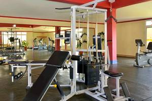 Fitnessstudio im Iberostar Tainos Hotel mit verschiedenen Trainingsgeräten und Geräten.