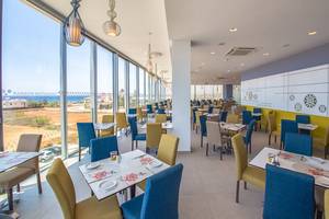 Innenansicht des Restaurants im Nicholas Color Hotel mit Blick auf das Meer.