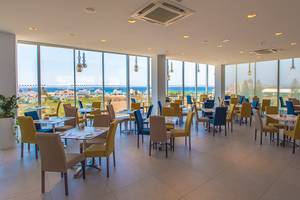 Innenansicht des Restaurants im Nicholas Color Hotel mit Blick auf das Meer.