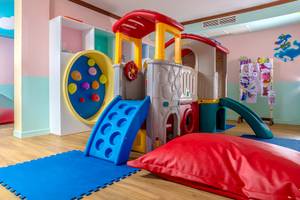 Kinderspielbereich im Best Western Premier Bangtao Beach Resort mit bunten Spielgeräten und Kissen.