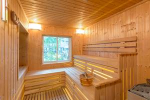 Innenansicht der Sauna im Best Western Premier Bangtao Beach Resort mit Holzwänden und Bänken.