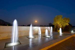 Verde Al Mare Hotel mit beleuchteten Springbrunnen bei Nacht