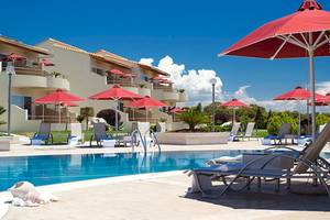 Außenpoolbereich des Hotels Verde Al Mare mit Sonnenschirmen und Liegestühlen