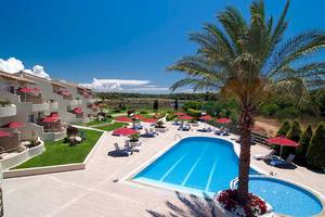 Luftaufnahme des Swimmingpools und der Liegestühle des Verde Al Mare Hotels