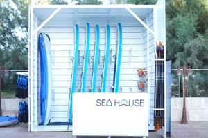 Das Sea House im Iberostar Selection Albufera Playa mit verschiedenen Wassersportgeräten.