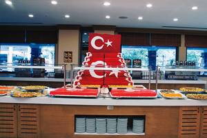 Buffet-Tisch im Belconti Resort mit einem Kuchen, der die türkische Flagge darstellt.
