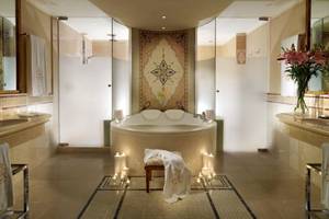 Luxurioses Badezimmer mit Badewanne im Secrets Bahia Real Resort & Spa.