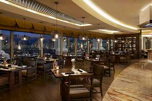 Restaurant des Waldorf Astoria Dubai Palm Jumeirah mit Blick auf die Stadt
