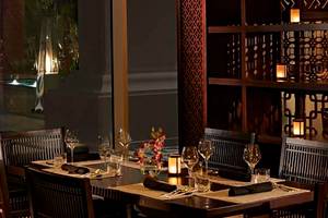 Ein elegant eingerichtetes Restaurant mit Tisch im Waldorf Astoria Dubai Palm Jumeirah