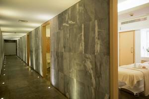 Korridor mit gefliesten Wänden zum Behandlungsraum im Capo Bay Hotel