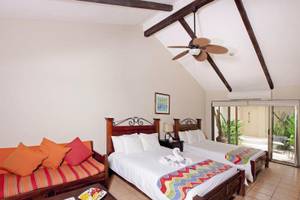 Hotelzimmer von Bahia del Sol mit zwei Betten und einem Sofa