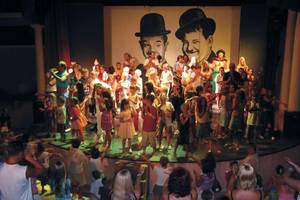 Gruppe von Kindern und Erwachsenen bei einer Theateraufführung im Magic Life Belek Hotel.