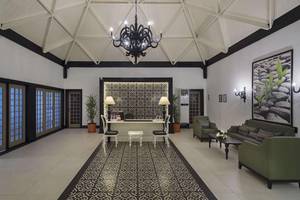 Empfangsbereich des Magic Life Belek Hotels mit schwarzer und weißer Inneneinrichtung.