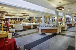 Innenansicht des Restaurants im Magic Life Belek Hotel mit Buffets und Dekoration.