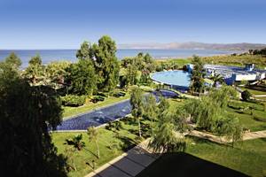 Luftaufnahme des Palm Wings Ephesus Beach Resorts mit Pool und Meer im Hintergrund