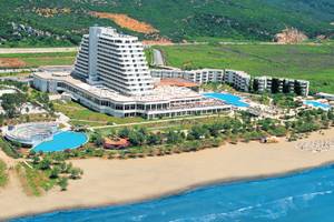 Luftaufnahme des Palm Wings Ephesus Beach Resorts mit Pools und Strand