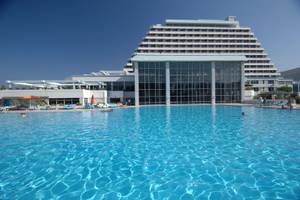 Außenpool des Palm Wings Ephesus Beach Resorts mit mehreren Personen.