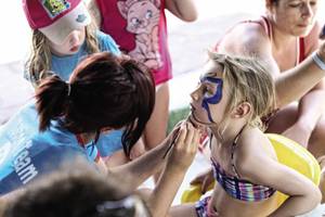 Kinder im Palm Wings Ephesus Beach Resort lassen ihre Gesichter bemalen.