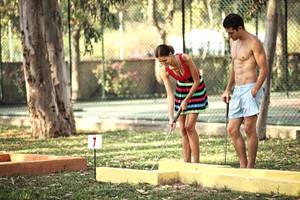 Mann und Frau spielen Golf auf dem Palm Wings Ephesus Beach Resort Golfplatz