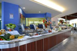 Buffet im Avila Beach Hotel mit verschiedenen Gerichten und Früchten.