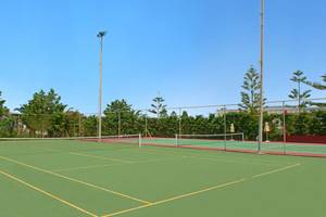 Tennisplatz im Iberostar Creta Marine Hotel mit zwei Plätzen und gelben Linien