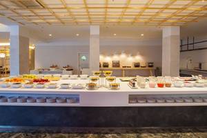 Buffetbereich im Abora Catarina Hotel mit vielen verschiedenen Gerichten und Getränken.