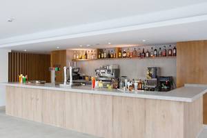 Barbereich im Abora Catarina Hotel von Lopesan Hotels mit Theken und Bargeräten.