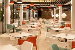 Innenansicht des Restaurants im Abora Catarina Hotel mit vielen bunten Stühlen und Tischen.