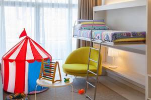 Kinderzimmer im Abora Catarina Hotel mit Doppelbett, Spielzelt und Spielzeug.