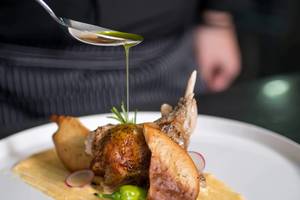 Ein Gericht im Iberostar Creta Marine Hotel mit gebratenem Fleisch, Beilagen und einer Sauce.