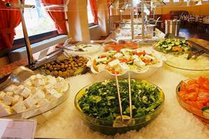 Buffet im Acrotel Athena Pallas Hotel mit verschiedenen Salaten und Vorspeisen.