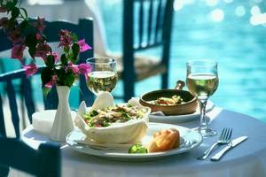 Im Hotel Acrotel Athena Pallas steht ein Tisch mit Essen und Getränken.