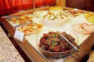 Buffet im Acrotel Athena Pallas mit verschiedenen Salaten und Gerichten auf Eis.