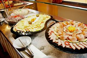 Buffet mit verschiedenen Gerichten im Acrotel Athena Pallas Hotel.