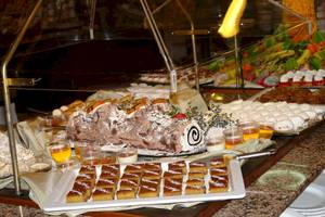 Buffet im Acrotel Athena Pallas mit verschiedenen Desserts, Früchten und Getränken.