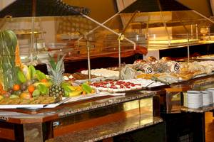 Buffet mit einer Vielzahl von Desserts im Acrotel Athena Pallas Hotel.
