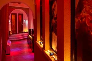 Roter Raum im Acrotel Athena Pallas mit Kerzen und roten Lichtern.