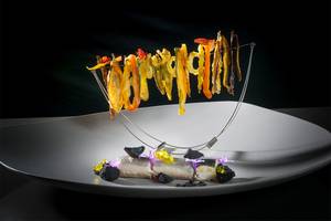 Gegartes Essen auf einem weißen Teller im Elysium Resort & Spa.