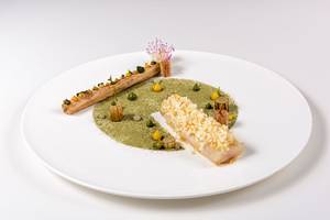 Elysium Resort & Spa Essen Gericht auf einem weissen Teller mit grünem Hintergrund