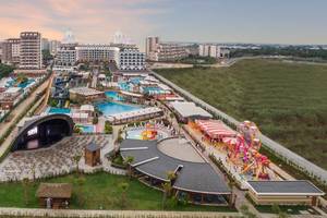 Luftaufnahme des Adalya Elite Lara Resorts mit Pools, Unterhaltungsbereich und Hotels.